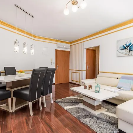 All For You - With A Swimming Pool Apartmán